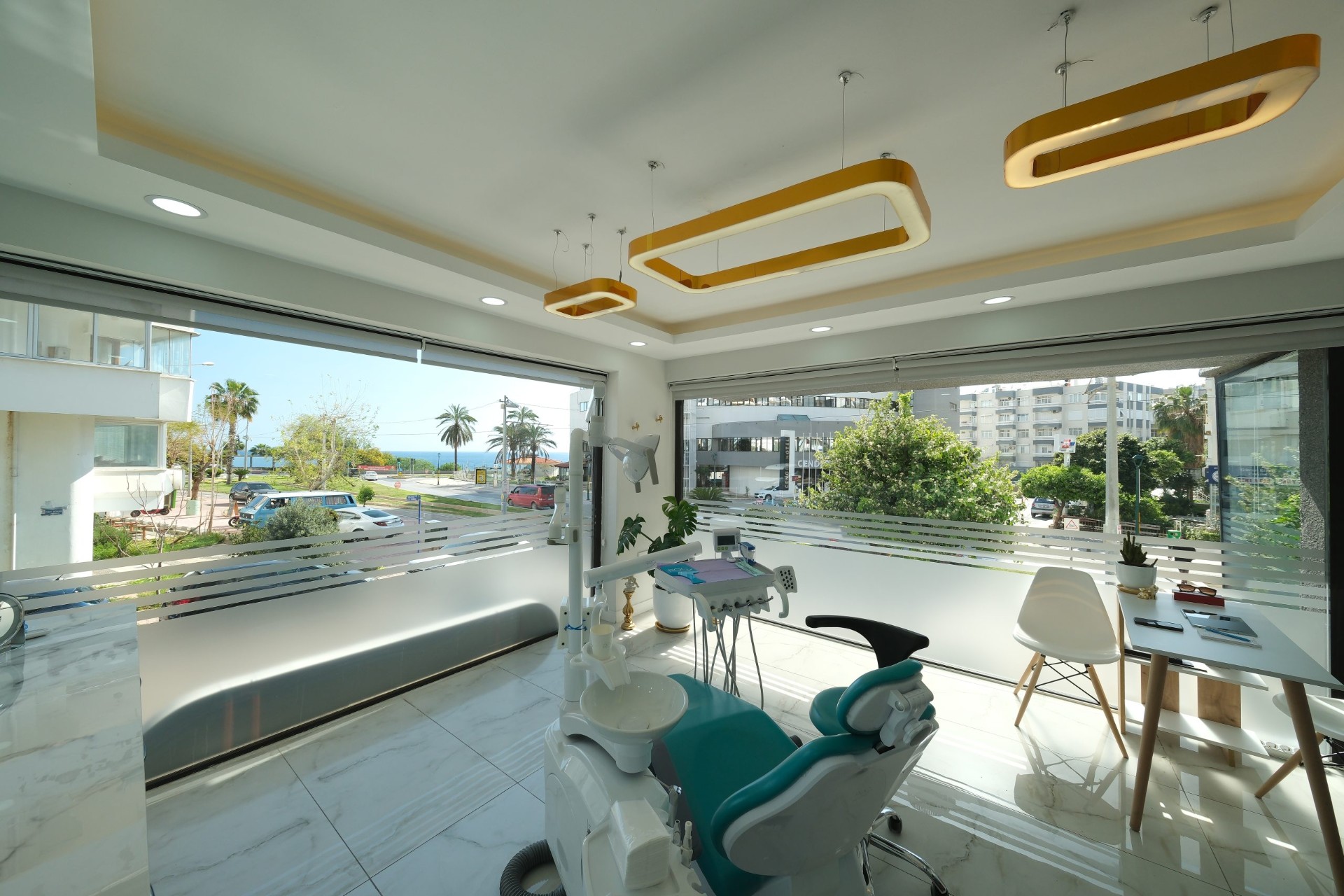 Gabinet z widokiem na panoramę Antalyi